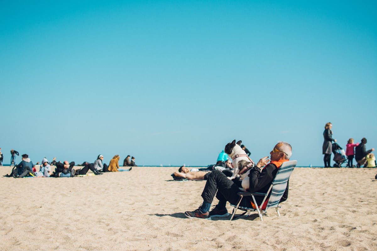 Anziano in spiaggia con il cane