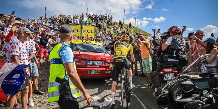 Jonas Vingegaard sul Col de la Loze al Tour de France (Foto ANSA)