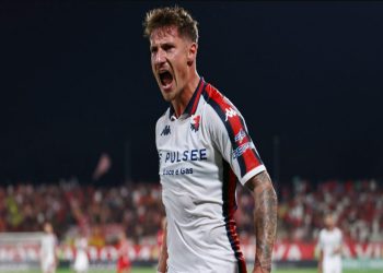 Andrea Pinamonti in campo con il Genoa