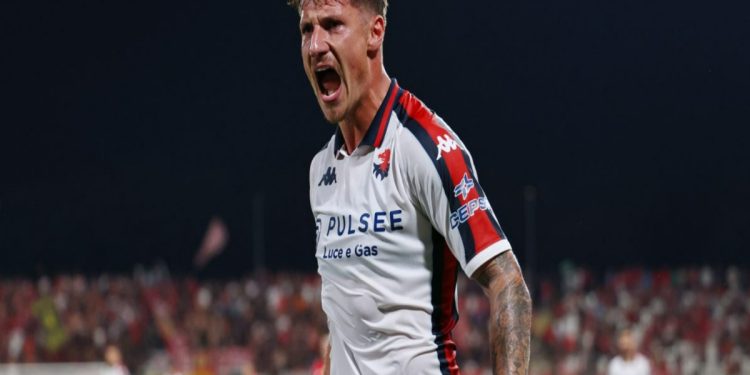 Andrea Pinamonti in campo con il Genoa