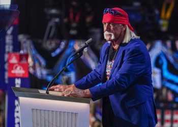 Hulk Hogan durante l'apparizione ad un convegno repubblicano nel 2024 (Foto Ansa)