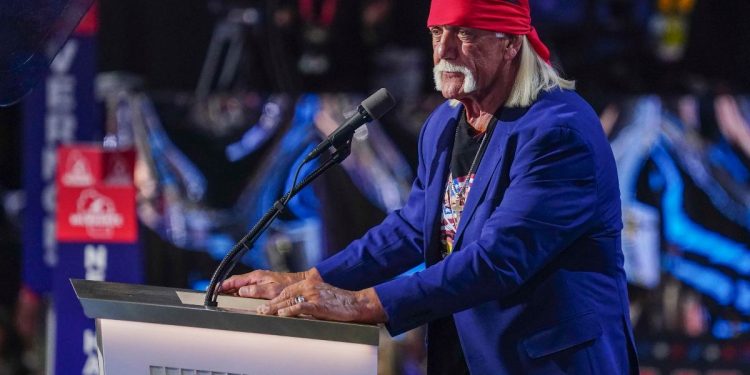 Hulk Hogan durante l'apparizione ad un convegno repubblicano nel 2024 (Foto Ansa)
