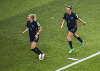 Chloe Kelly, qui con Ella Toone, dopo aver deciso la semifinale degli Europei per l'Inghilterra donne (Foto ANSA)