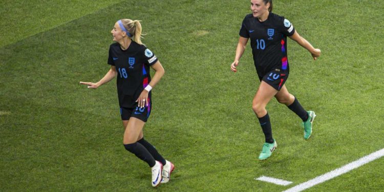 Chloe Kelly, qui con Ella Toone, dopo aver deciso la semifinale degli Europei per l'Inghilterra donne (Foto ANSA)