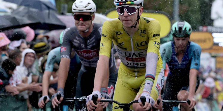 Tadej Pogacar pedala in maglia gialla al Tour de France 2025 (Foto ANSA)