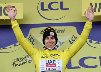 Tadej Pogacar in maglia gialla sul podio del Tour de France (Foto ANSA)