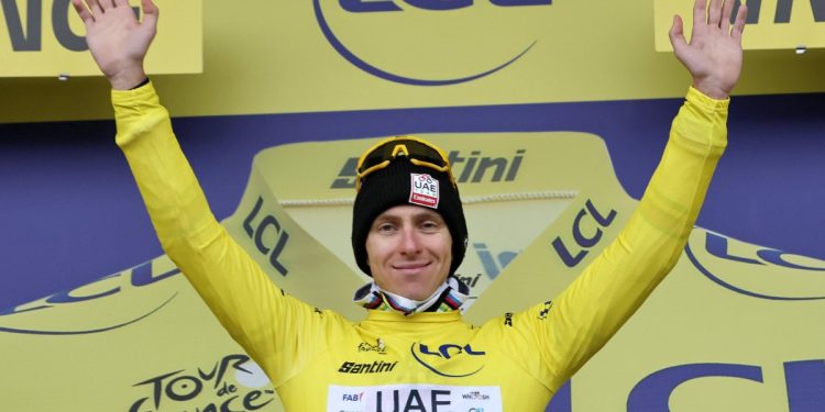 Tadej Pogacar in maglia gialla sul podio del Tour de France (Foto ANSA)