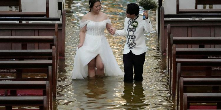 Il matrimonio allagato di Jamaica Aguilar e Jade Rick Verdillo nelle Filippine