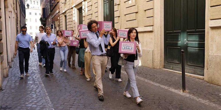 Legge Eutanasia, Associazione Coscioni porta le firme in Senato (ANSA 2025)