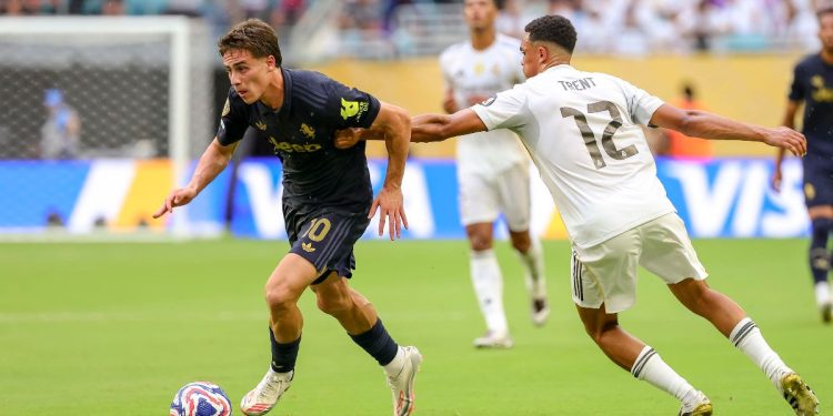 Yildiz prova a scappar via ad Alexander-Arnold in Real Madrid-Juventus al Mondiale per Club (Foto Ansa)