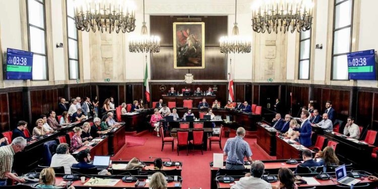 Il Consiglio comunale di Milano (Ansa)