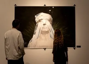 Davanti a una foto di Mohamed Keita esposta a "Porto Roma"