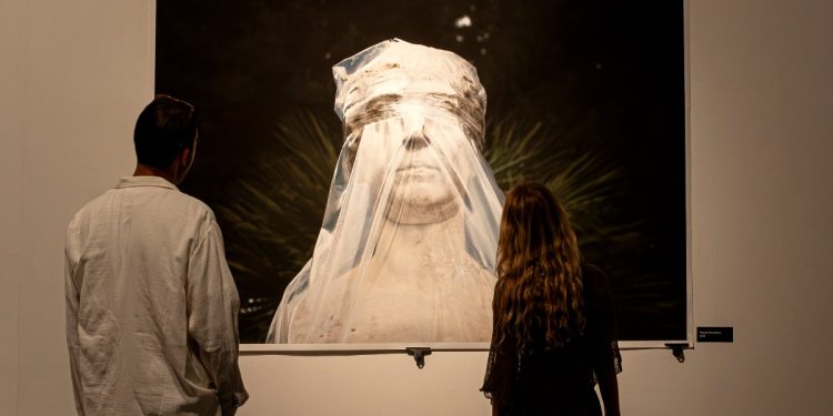 Davanti a una foto di Mohamed Keita esposta a "Porto Roma"