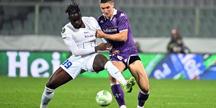 Arokodare del Genk impegnato contro la Fiorentina in Conference League (Foto Ansa)