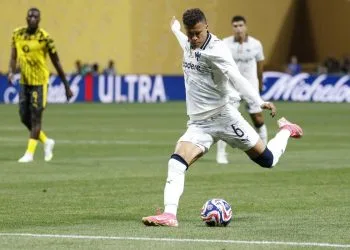 Deossa del Monterrey va al tiro contro il Borussia Dortmund (Foto Ansa)