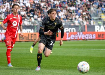 Alessio Zerbin del Venezia in azione contro il Monza (Foto Ansa)