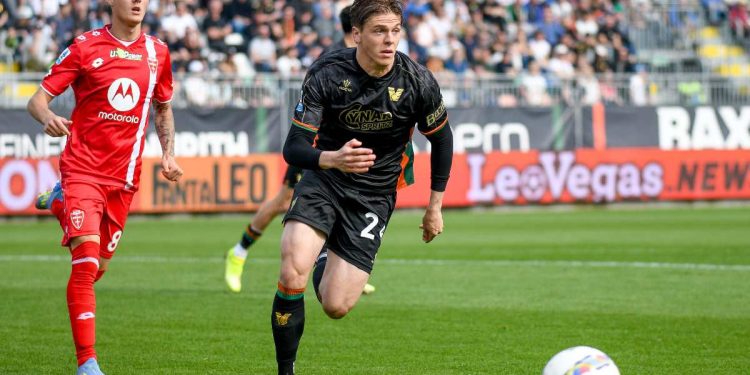 Alessio Zerbin del Venezia in azione contro il Monza (Foto Ansa)
