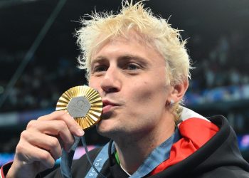Nicolò Martinenghi con la medaglia d'oro vinta alle Olimpiadi (Foto ANSA)