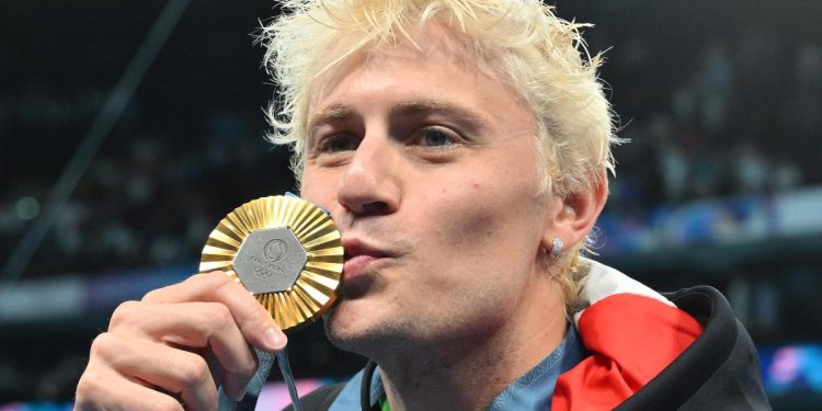 Nicolò Martinenghi con la medaglia d'oro vinta alle Olimpiadi (Foto ANSA)