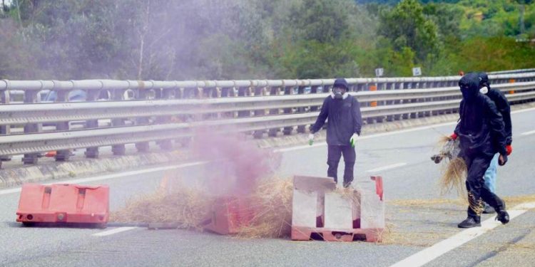Manifestanti No Tav danno fuoco ad alcune masserizie sull'autostrada Torino-Bardonecchia (Ansa)