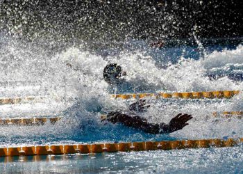 Thomas Ceccon è in finale nei 50 farfalla (Foto ANSA)