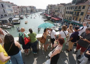 Turisti a Venezia (Ansa)