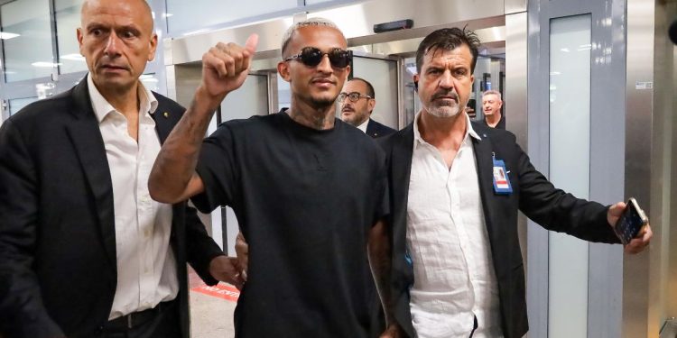 L'arrivo di Wesley, prossimo giocatore della Roma (Foto Ansa)