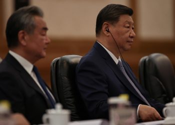 Il Presidente cinese Xi Jinping e il suo ministro degli Esteri Wang Yi (Ansa)
