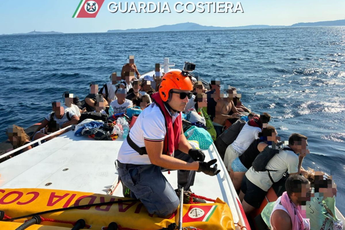 L'evacuazione via mare dell'incendio a Punta Molentis