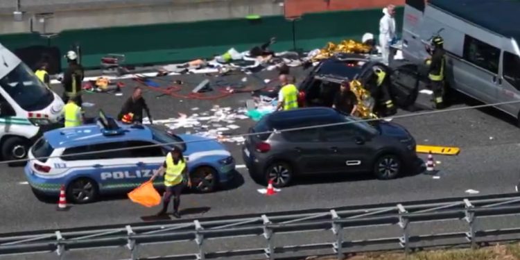 Incidente sulla A4 all'altezza di Novara Est (Foto: screen video Twitter - LocalTeam)