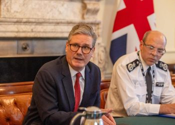 Starmer con la polizia UK