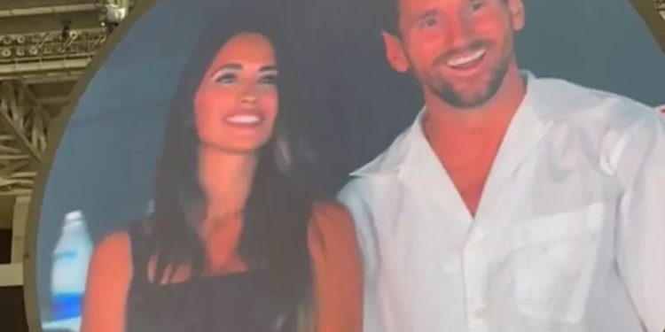 Lionel Messi e la moglie Antonella Roccuzzo, kiss cam