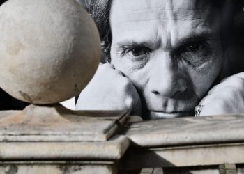 Una foto di Pasolini esposta in una mostra a Genova nel 2021 (Ansa)