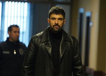 Engin Akyürek in Io sono Farah (Foto: screen Mediaset Infinity)