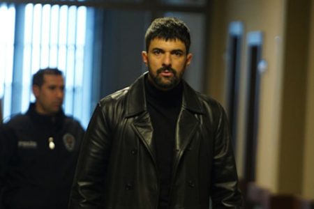 Engin Akyürek in Io sono Farah (Foto: screen Mediaset Infinity)