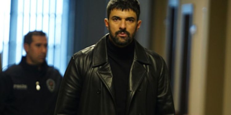 Engin Akyürek in Io sono Farah (Foto: screen Mediaset Infinity)