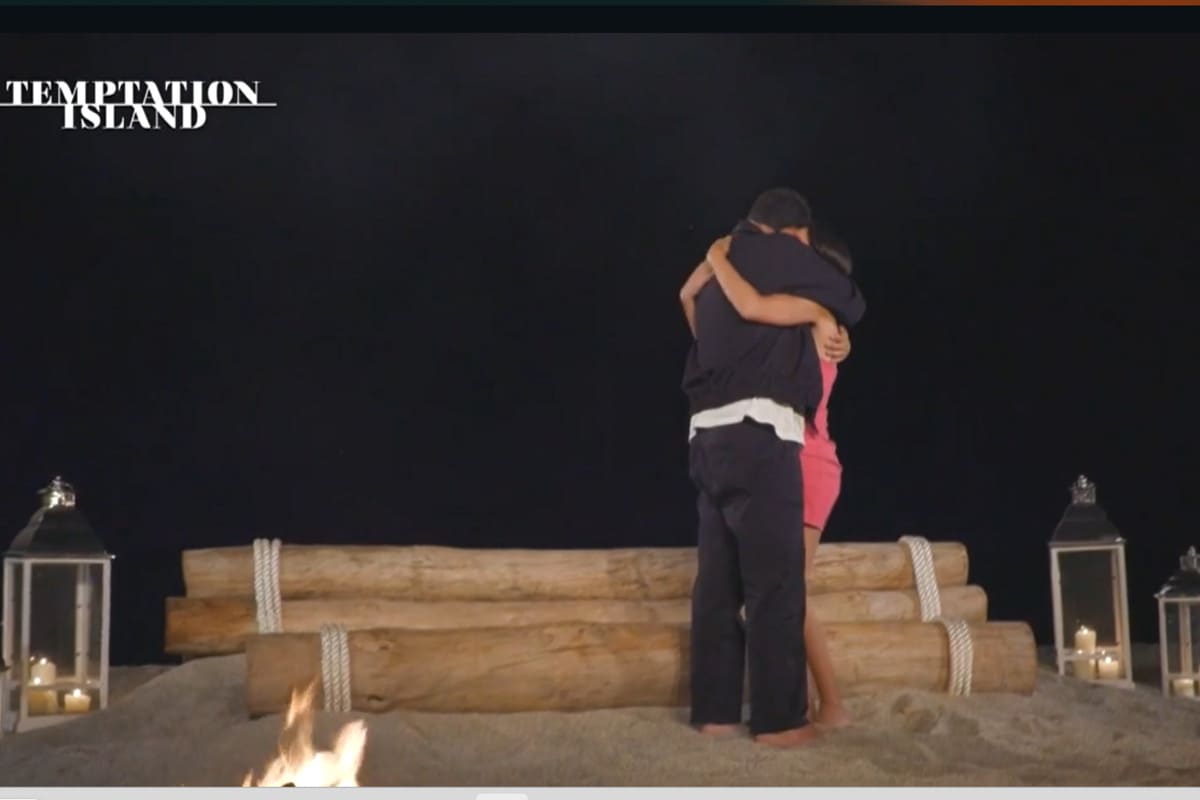 Abbraccio Sarah e Valerio a Temptation Island 2025
