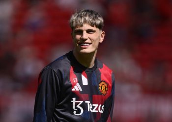 Alejandro Garnacho in riscaldamento col Manchester United (Foto Ansa)