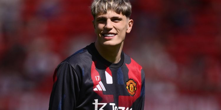 Alejandro Garnacho in riscaldamento col Manchester United (Foto Ansa)