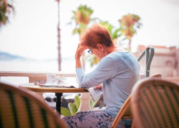 Anziana seduta a leggere