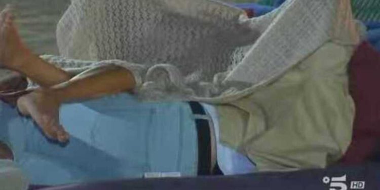 Bacio Valerio e Tentatrice Ary a Temptation Island 2025