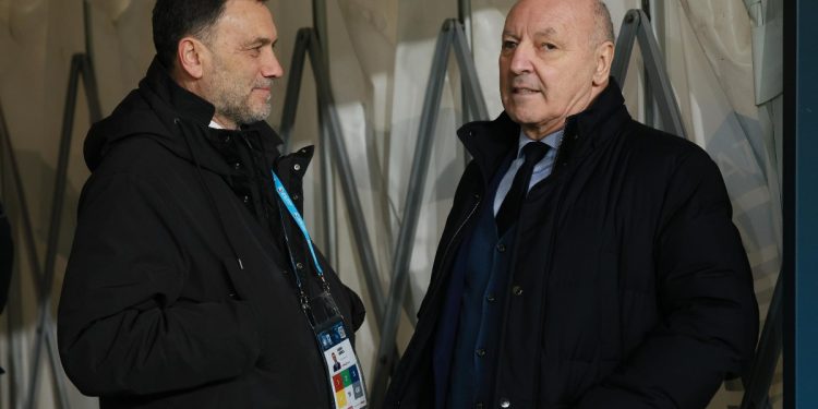 Il dg dell'Atalanta Fabris a colloquio col presidente dell'Inter Marotta (Foto Ansa)