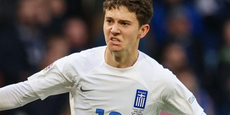 Konstantinos Karetsas esulta dopo un gol segnato per la Grecia in Nations League (Foto Ansa)