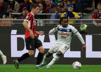 Lookman dell'Atalanta contende un pallone a Pulisic del Milan (Foto Ansa)