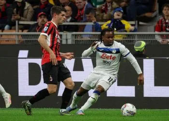 Lookman dell'Atalanta contende un pallone a Pulisic del Milan (Foto Ansa)