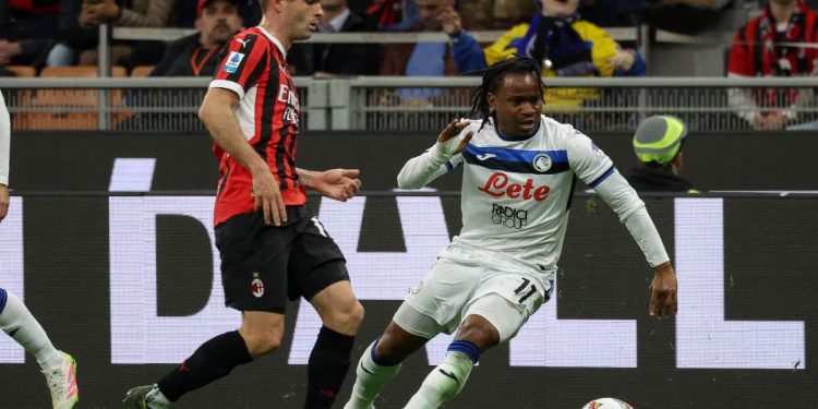 Lookman dell'Atalanta contende un pallone a Pulisic del Milan (Foto Ansa)