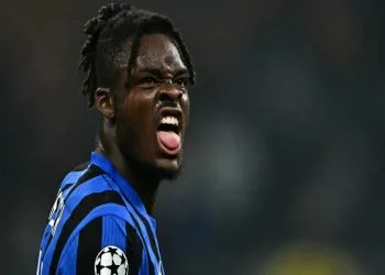 Yann Bisseck con la maglia dell'Inter