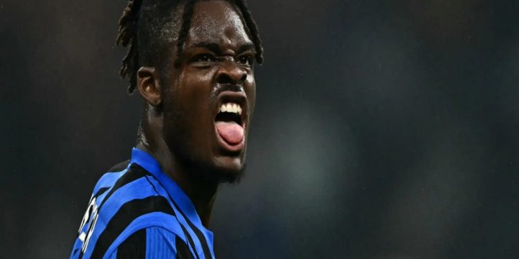 Yann Bisseck con la maglia dell'Inter