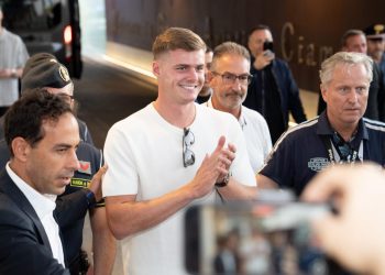 Evan Ferguson, nuovo attaccante della Roma, al suo arrivo a Ciampino (Foto Ansa)