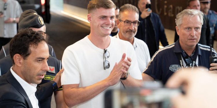 Evan Ferguson, nuovo attaccante della Roma, al suo arrivo a Ciampino (Foto Ansa)